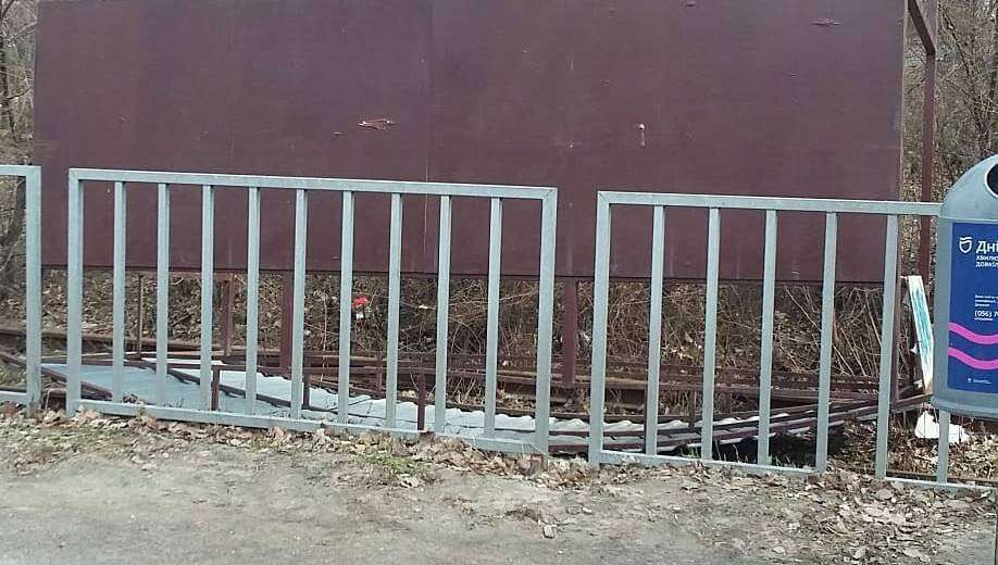 В Днепре вандалы разрушили  остановку с «петриковской» росписью: фото