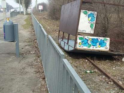 В Днепре вандалы разрушили  остановку с «петриковской» росписью: фото