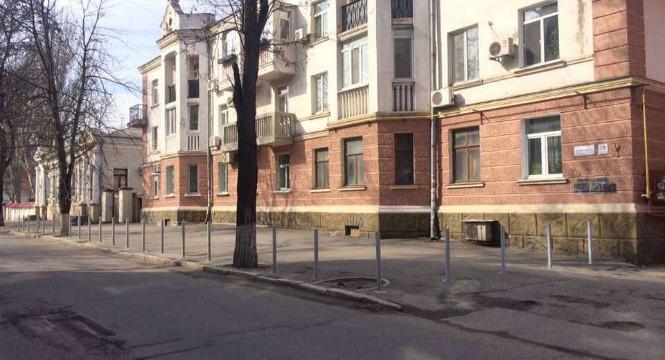 В центре Днепра установили антипарковочные столбики: фото