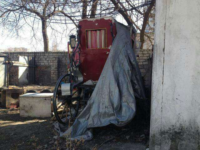 В Днепре жители нашли настоящую карету: фото