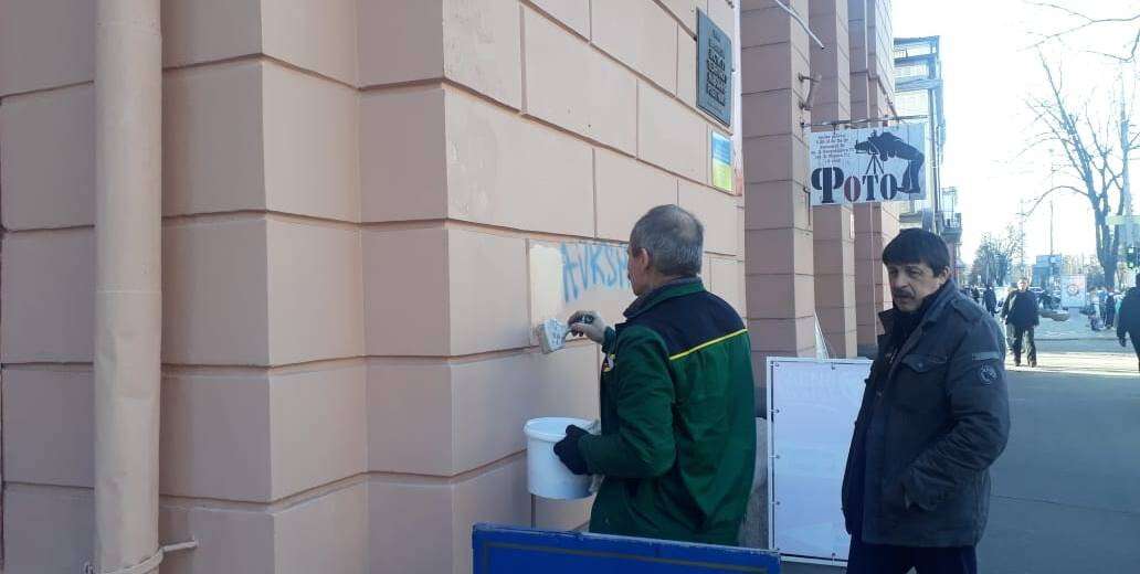 Днепровских бизнесменов будут штрафовать за рекламу наркотиков на фасадах офисов: фото