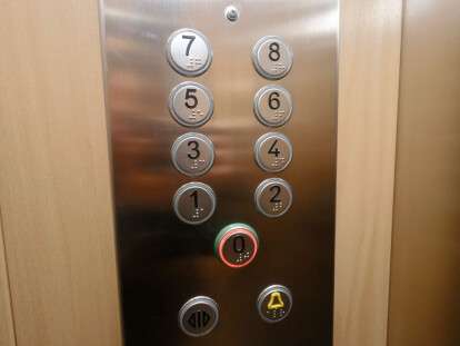 За четыре года в Днепре капитально отремонтировали и заменили более 600 лифтов в жилых домах: фото