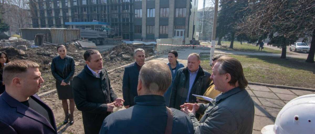 Мэр Каменского Андрей Белоусов проверил, как реконструируют ЦПАУ Южного района