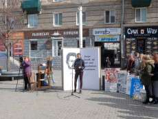 В Днепре провели литературную акцию в честь 101 годовщины со дня рождения Олеся Гончара: фото