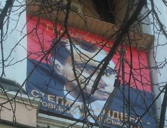 На центральном проспекте Днепра вывесили огромное изображение Степана Бандеры: фото