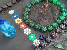 Днепрянка креативно украсила пластиком цветочную клумбу: фото