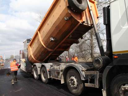 В Днепре ремонтируют самый проблемный участок дороги - на улицах Ингульской и Петрозаводской: фото