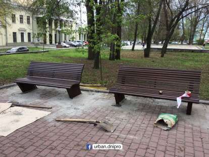 В днепровском парке им. Т.Г. Шевченко устанавливают новые лавочки: фото