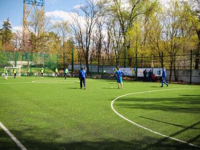 В Днепре построили еще одну школьную футбольную площадку: фото