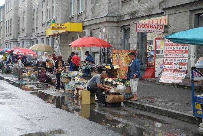 В Днепре уличных торговцев крышуют «титушки»: видео