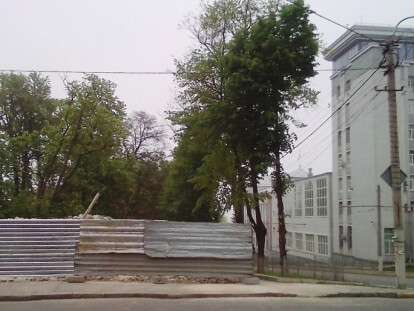 В Днепре снесли фасад больницы Красного креста: фото