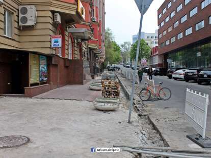 В центре Днепра на одной из улиц заменяют бордюр и плитку: фото