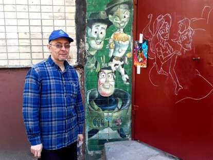 В Днепре мужчина создал необычный подъезд с изображенными героями мультфильмов: фото