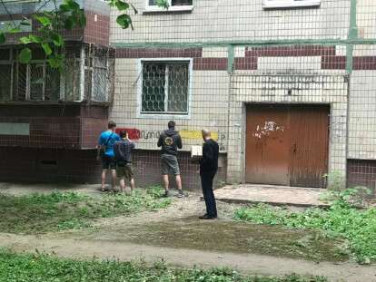 Днепряне очищали Тополь от рекламы наркотиков: фото