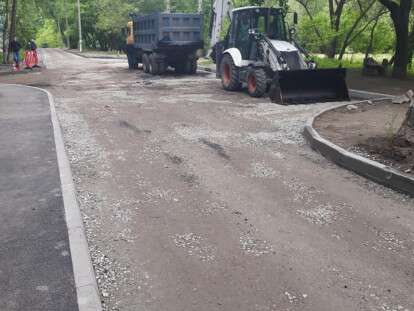 В Днепре на Парусе ремонтируют тротуары: фото