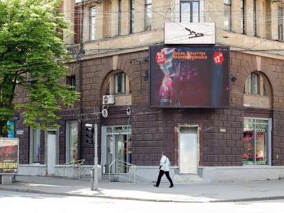 В центре Днепра начали демонтаж огромной рекламной вывески: фото