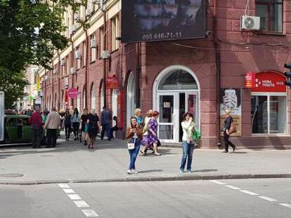 В центре Днепра демонтировали рекламную вывеску магазина Prostor: фото
