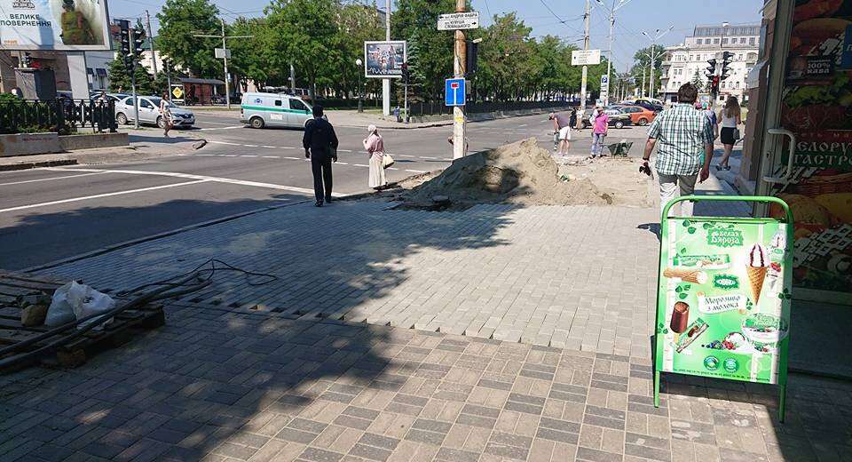 На углу Яворницкого и Фабра заканчивается ремонт тротуара