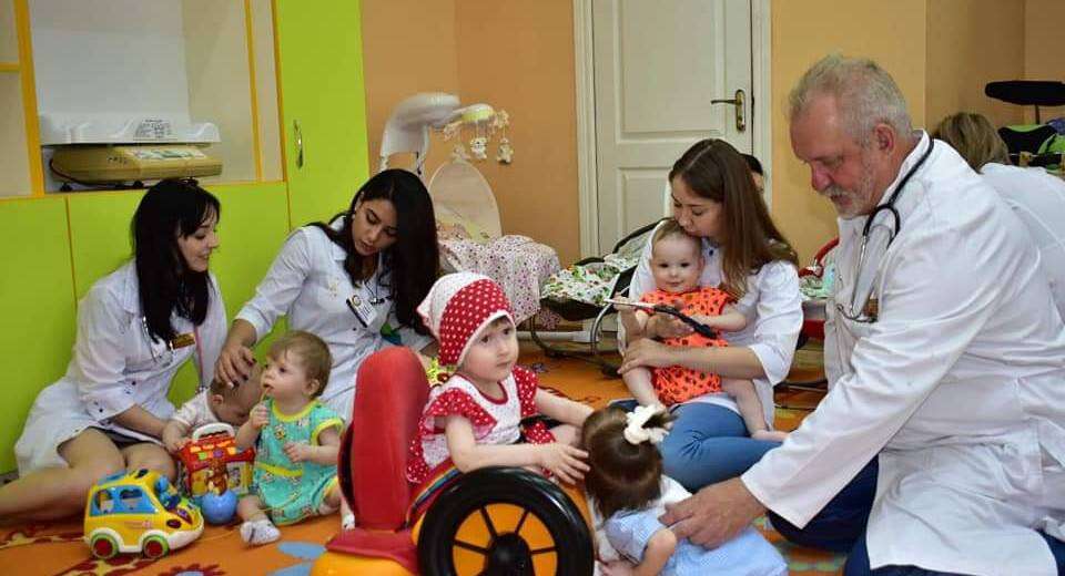 Врачи больницы им. Мечникова проведали малышей из детского дома (ФОТО)