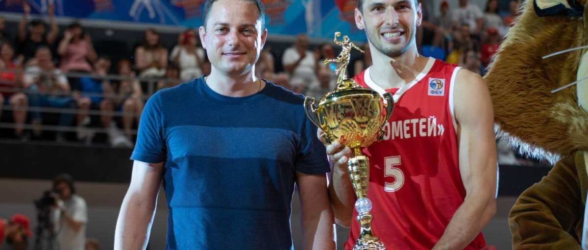 Мэр Каменского поздравил с победой баскетбольную команду СК «Прометей»