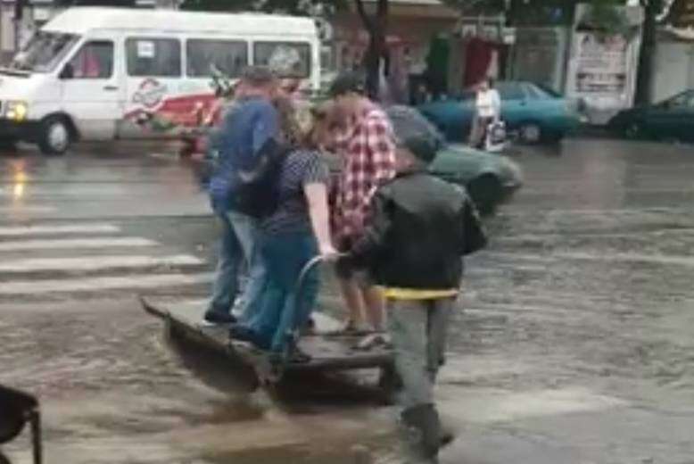 Грузчик придумал, как спасать людей во время дождя