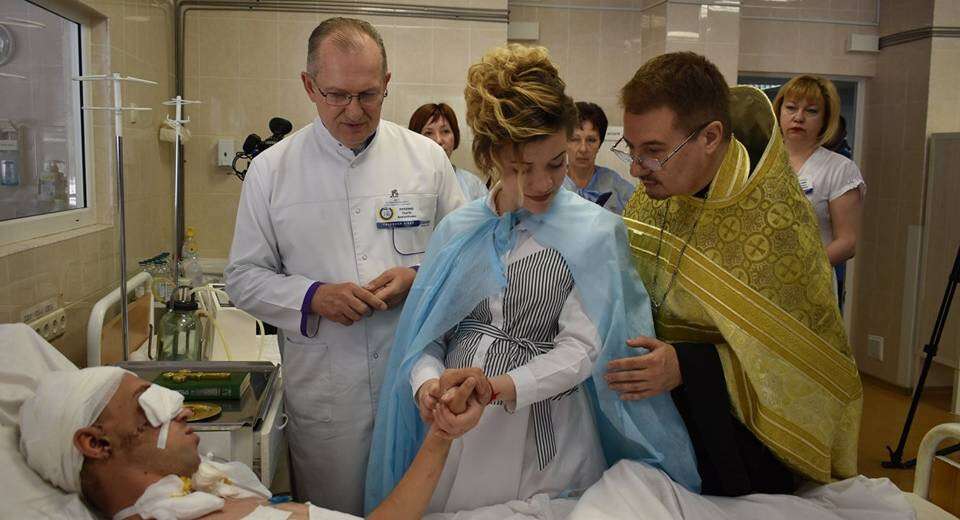 В реанимации больницы Мечникова бойца АТО обвенчали с его невестой