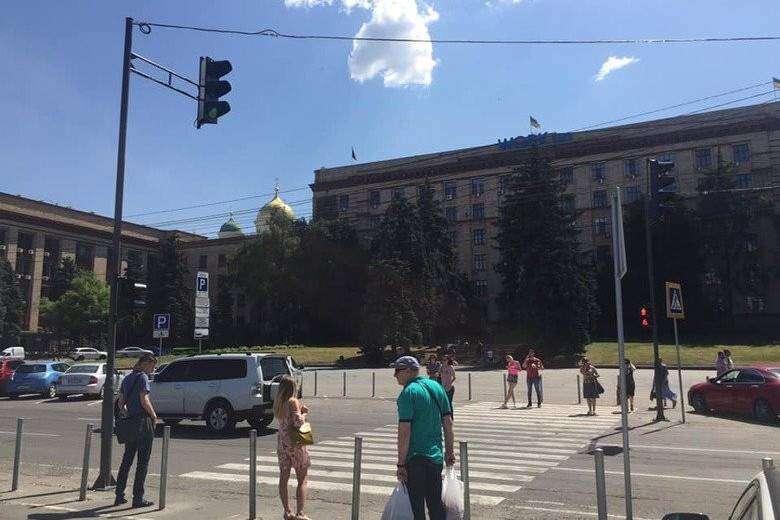 На пл.Героев Майдана в Днепре установили светофор