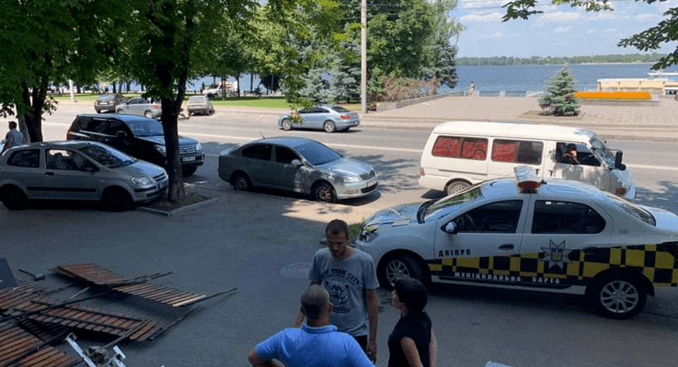 В Днепре депутат горсовета подрался с муниципальными инспекторами из-за летней площадки кафе (видео)