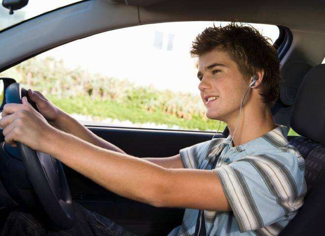 В Днепре подростков приглашают на курсы вождения