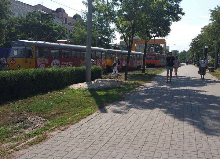 В Днепре остановились первые трамваи