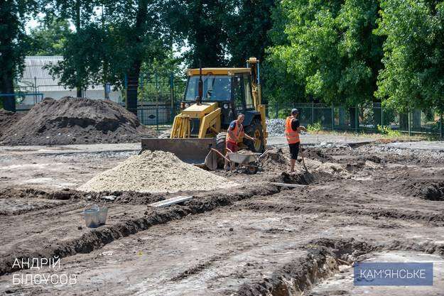 В трех школах Каменского строят мини-футбольные поля (ФОТО)