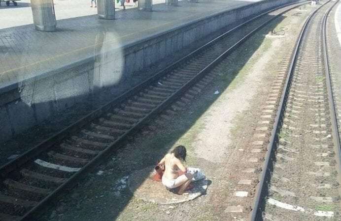 На ж/д вокзале Днепра полуголая женщина приняла душ прямо на путях (ФОТО)