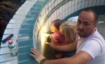 В Днепре двухлетняя малышка застряла в сливной трубе бассейна