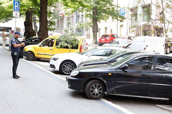 За п’ять місяців водії Дніпра сплатили понад 2 млн грн штрафів за неправильне паркування