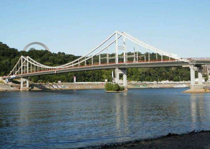 На мосту на Труханов остров в Киеве обрушилась конструкция (ВИДЕО)