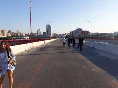 В Днепре проплаченные &quot;активисты&quot; из столицы призывали горожан рисковать жизнью на Центральном мосту (ФОТО)