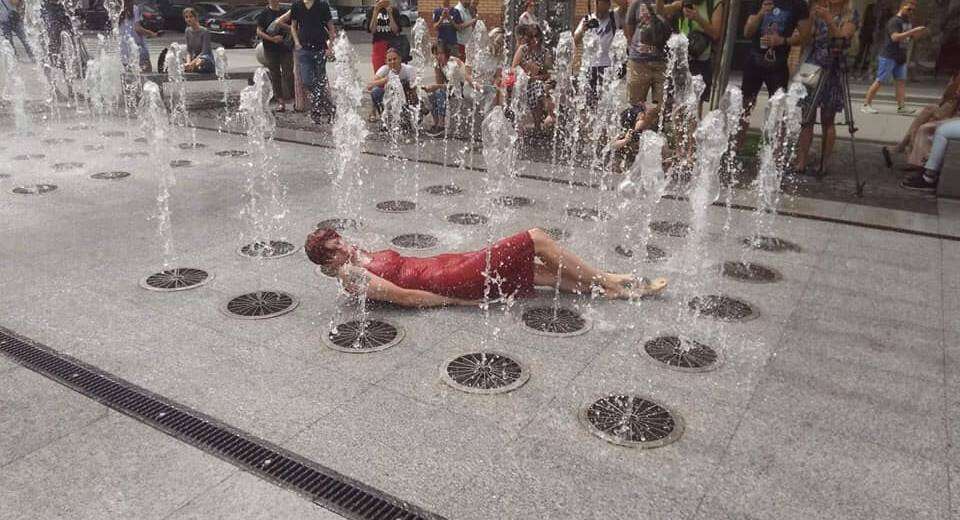 В Днепре на Екатеринославском бульваре девушка 20 минут лежала в фонтане