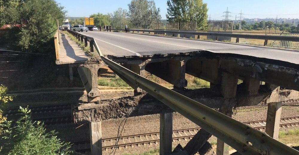 Ждём следующий: в Харькове обрушился мост вместе с пешеходной частью