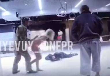 За жесткое избиение женщины, снятое на камеру, задержаны двое охранников (ВИДЕО)