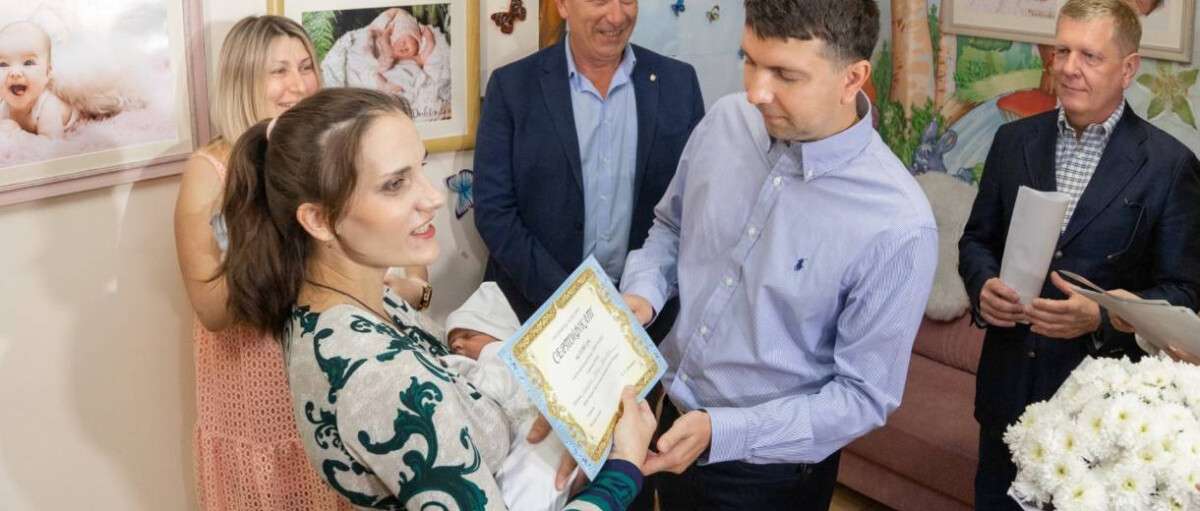 Батьки малят, народжених у День міста, отримали від Бориса Філатова подарункові сертифікати на загальну суму майже 176 тисяч гривень