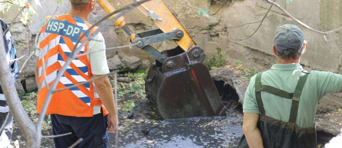 Комунальники проводять профілактику підтоплень в АНД районі, розчищаючи річку Гнилокиш від сміття