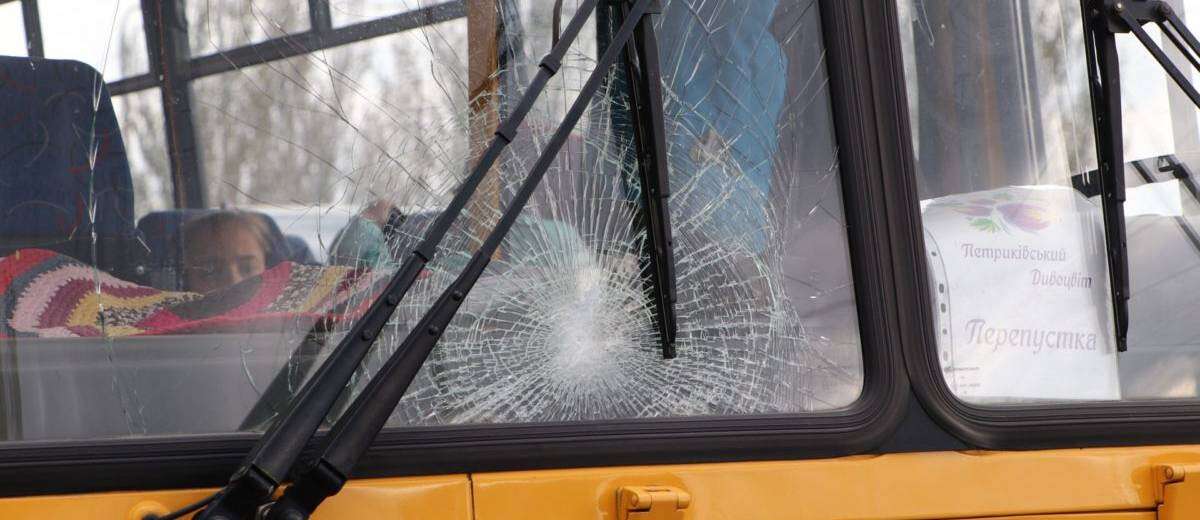 В Днепре школьный автобус сбил мужчину у пешеходного перехода. Полиция ищет свидетелей