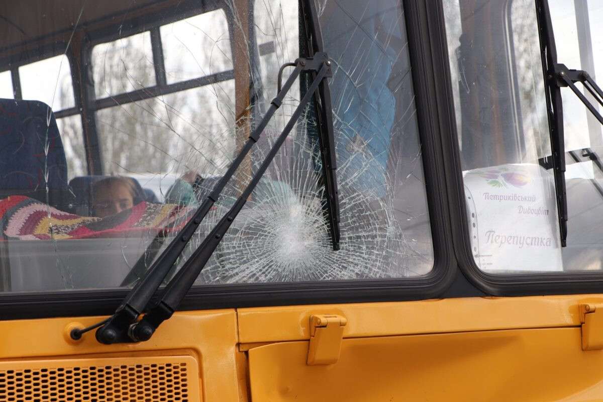 В Днепре школьный автобус сбил мужчину у пешеходного перехода. Полиция ищет свидетелей