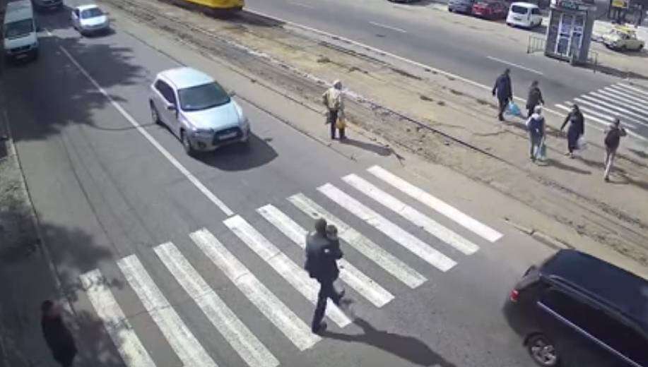 Мужчину с двухлетним малышом Mitsubishi сбил на пешеходном переходе. Это зафиксировали камеры (ВИДЕО)