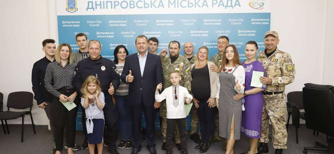 Борис Філатов вручив родинам п‘ятьох українських військових ключі від нових квартир