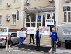 Громкий протест: в Днепре активисты пикетируют Жовтневый суд, чтобы остановить коррупцию семьи Мишаловых (фото, видео)