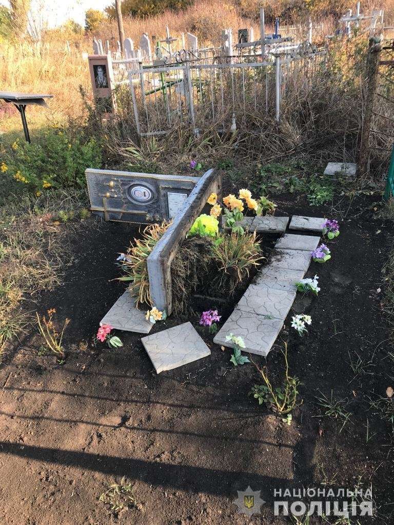На Днепропетровщине 20-летний парень занимался вандализмом на кладбище