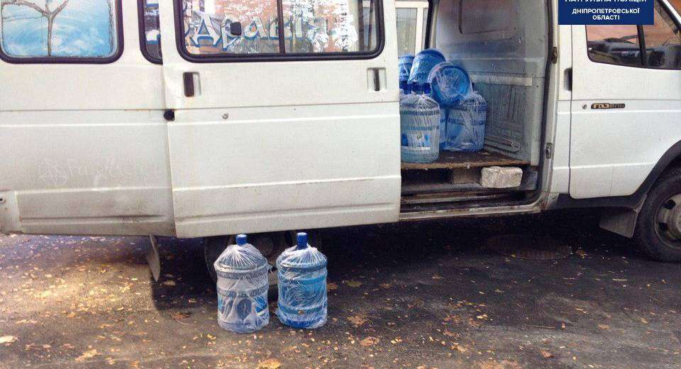 У Дніпрі затримали двох чоловіків, що викрадали бутильовану воду для &quot;бідних та нужденних&quot;