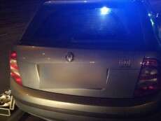 Невідомі вдерлися до авто чоловіка на парковці, наділи йому пакет на голову, та повезли у невідомому напрямку