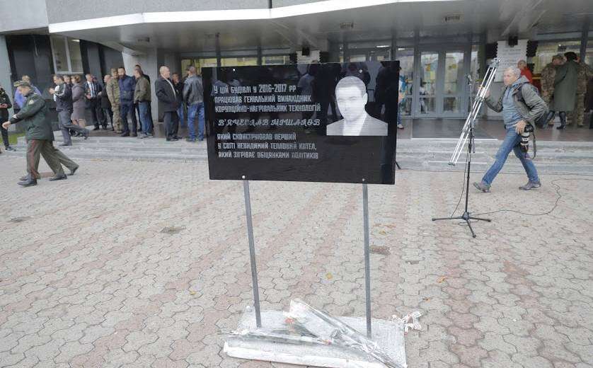 В Днепре активисты установили памятник изобретателю «котла-невидимки» Мишалову